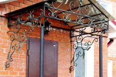 Козырек двухскатный над крыльцом