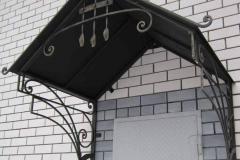 Козырек над крыльцом двухскатный из металла