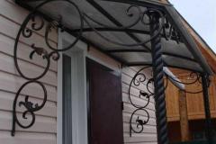 Односкатный кованый козырек