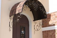 Козырек арочный над крыльцом