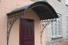 Козырек над крыльцом из металла односкатный