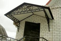 Двухскатный козырек над крыльцом из металла