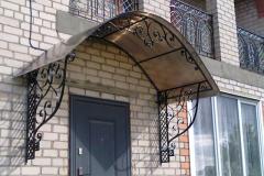 Козырек над крыльцом частного дома из поликарбоната