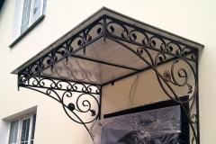 Козырек металлический над крыльцом