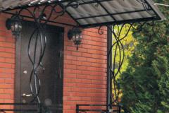 Кованый козырек над крыльцом