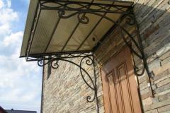 Козырек из поликарбоната над крыльцом частного дома