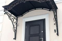 Кованый козырек над входом