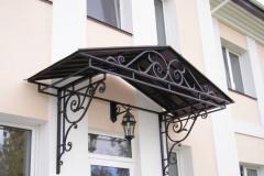 Козырек над крыльцом двухскатный