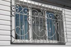 Кованая решетка на окна дома