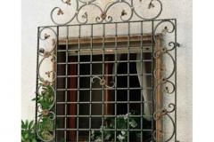 Кованая чугунная решетка