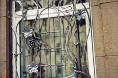 Красивая кованая решетка на окно