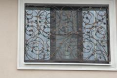 Кованая оконная решетка