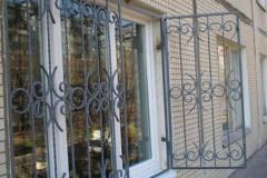Кованая решетка распашная на окна