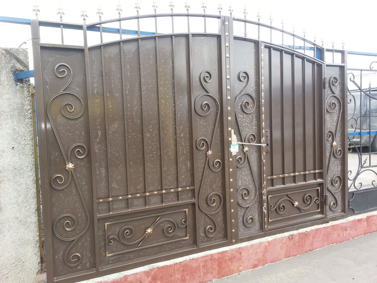 Кованые ворота со встроенной калиткой внутри ворот фото