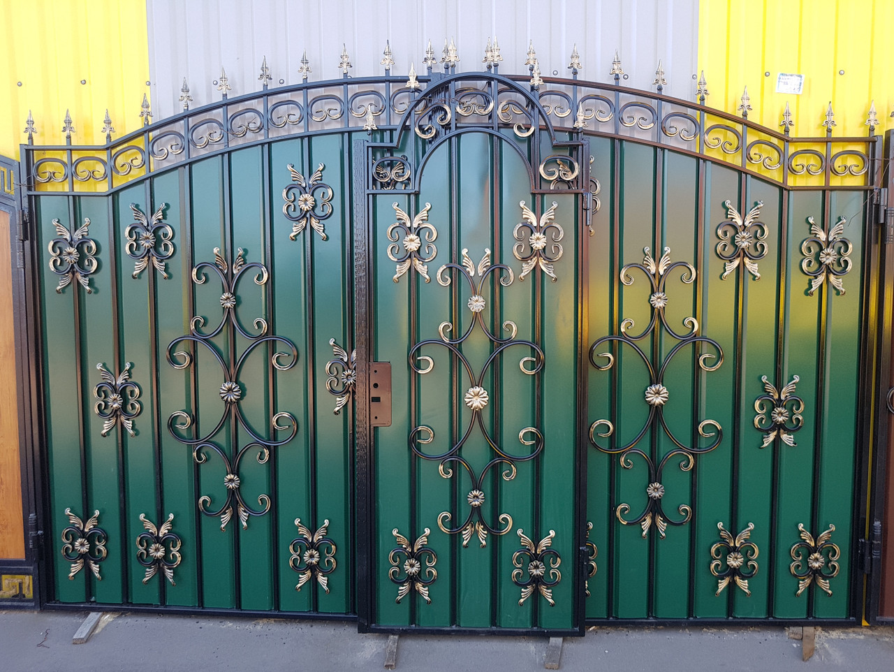 Кованые ворота с калиткой внутри ворот фото